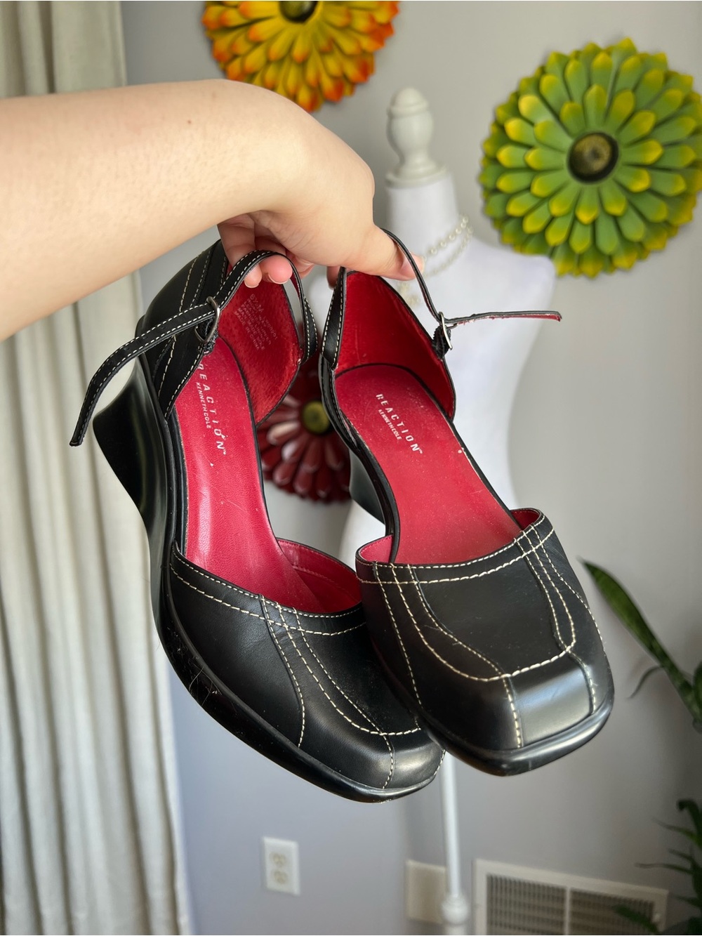 Reaction Kenneth Cole Black leather wedge Heels with Red Insole Size 6.5